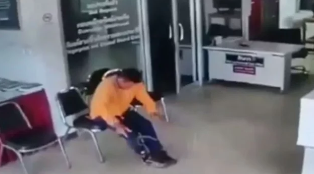 Ngeri! Pria Ini Diserang Ular di Ruang Tunggu Kantor Polisi