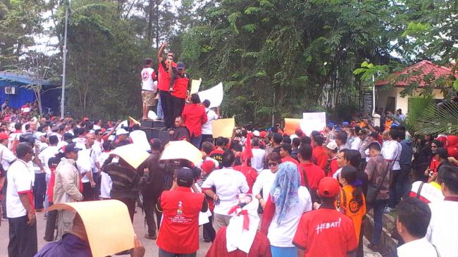 Pengunjuk Rasa di Kantor KPU Batam Ratakan Kawat Berduri