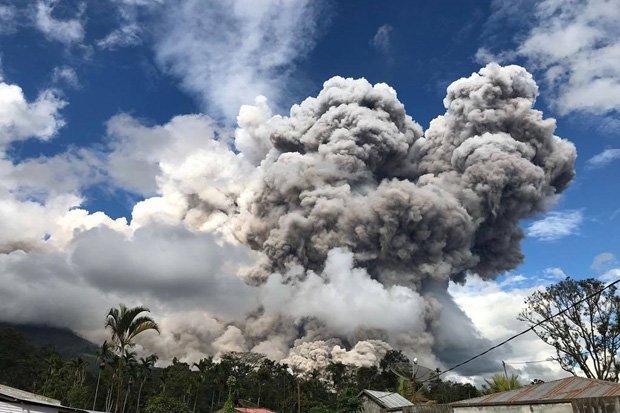 Gunung Sinabung Meletus Lagi, Awan Panas Menyembur Sejauh 4,6 Km