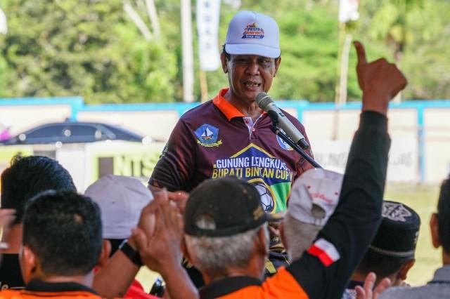 Janji Isdianto Bangun Tribun Lapangan Gunung Lengkuas Segera Terealisasi