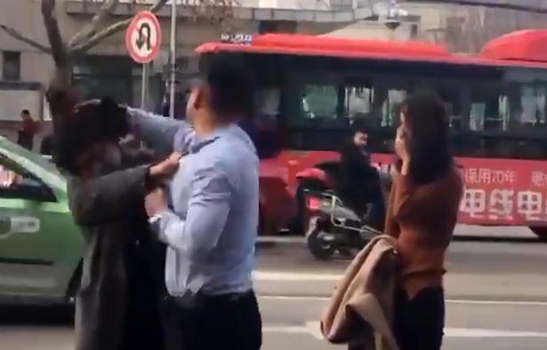 Aksi Selingkuhan Dijambak Istri, Suami Melindungi