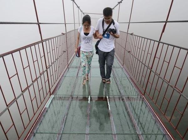 Jembatan Kaca yang Mengerikan di Tiongkok Retak. Turis Berhamburan