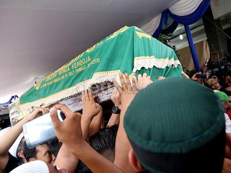 Derai Tangis dan Doa Iringi Pemakaman Olga Syahputra di TPU Pondok Kelapa