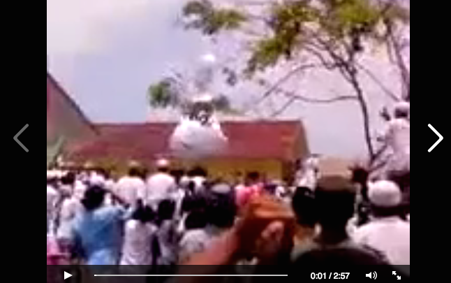 [VIDEO] Setelah Disalatkan Jenazah Berkafan Terbang ke Menara Masjid 