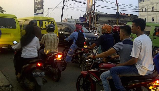 Arus Lalu Lintas di Bengkong Paling Semrawut