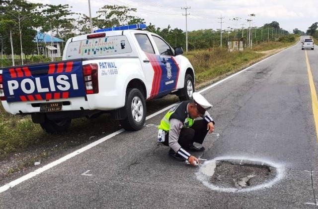 Awas! Lubang Jalan di Jalur Lintas Barat Bintan Intai Pengendara