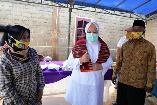 Marlin Bahagia Dikalungi Tenun Alor sebagai Tanda Cinta