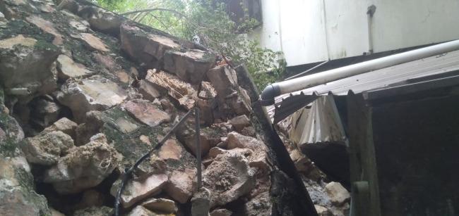 Batu Miring Longsor, Sejumlah Ruko di Royal Sincom Rusak