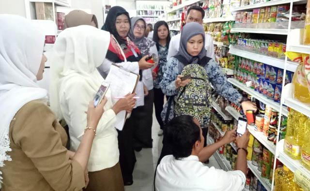 Razia Sarden Bercacing, Petugas Temukan Produk Kedaluwarsa