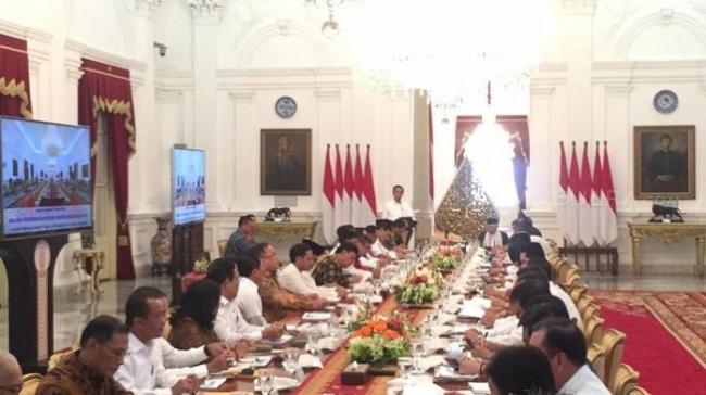 Maruf Amin Bersarung Pimpin Sidang Kabinet Bersama Jokowi