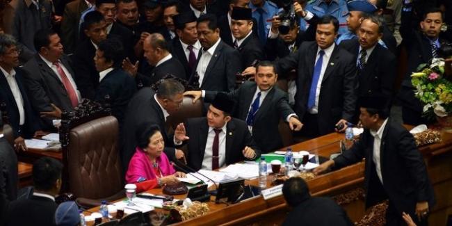4 Kejadian Memalukan Sidang Parlemen, Ada yang Adu Jotos