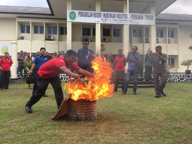 Begini Cara Hakim di Tanjungpinang Belajar Memadamkan Kebakaran