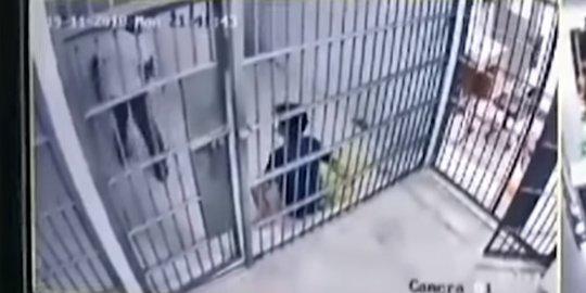 Tahanan ini Punya Cara Kocak Kelabui Petugas Kabur dari Penjara