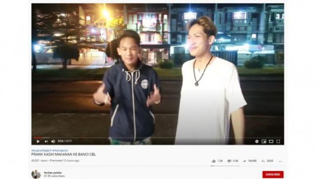 Youtuber Jadi Buron Warganet Usai Beri Waria Sembako Isi Sampah