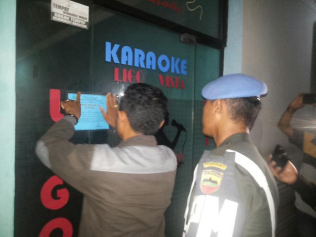 Pemilik Karaoke Ilegal Ngeyel Buka Segel