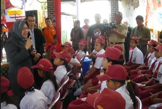 Bocah SD Menangis ke Risma: Ibu Jangan ke Jakarta, di Sini Saja..