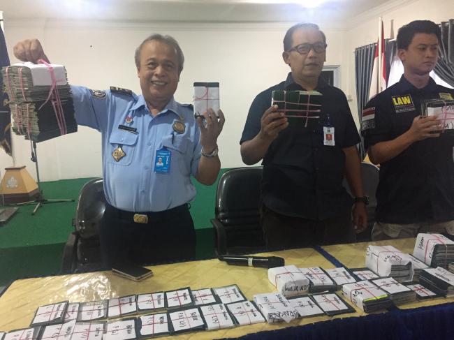 Siapa di Balik Ribuan Paspor Tak Bertuan Temuan Warga?