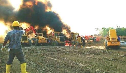 BREAKING NEWS! Massa Bakar Puluhan Alat Berat PT KJJ di Anambas