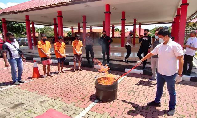 Polda Kepri Bakar Barang Bukti Sekilo Lebih Ganja
