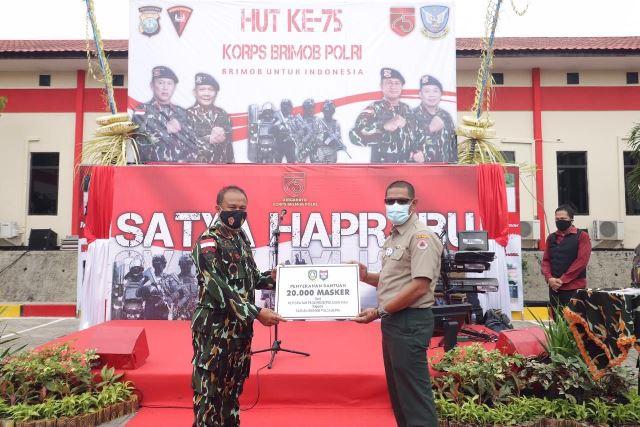 Penyerahan 20 Ribu Masker Warnai Peringatan HUT ke-75 Brimob di Batam