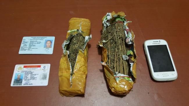 Seorang Pria Buang Kantong Plastik ke Jembatan, Ternyata Isinya Ganja