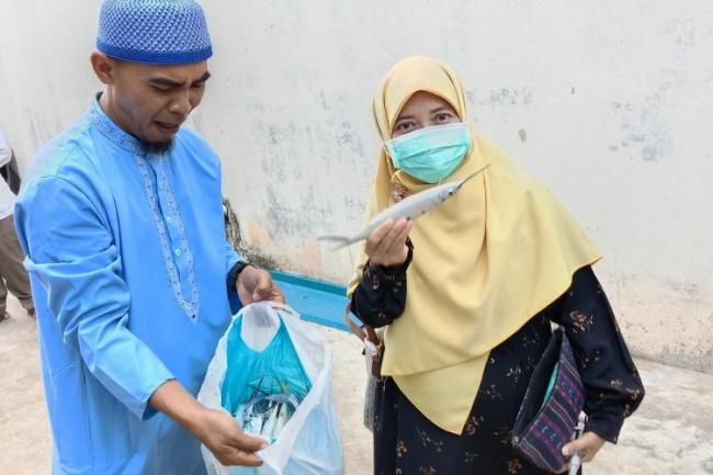 Merangkai Pulau di Batam, Suryani Belanja Hasil Laut Nelayan