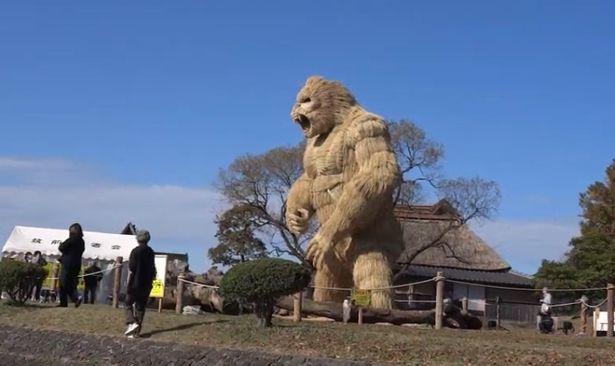 Usir Covid-19, Warga Jepang Bangun Patung Gorila Setinggi 23 Meter