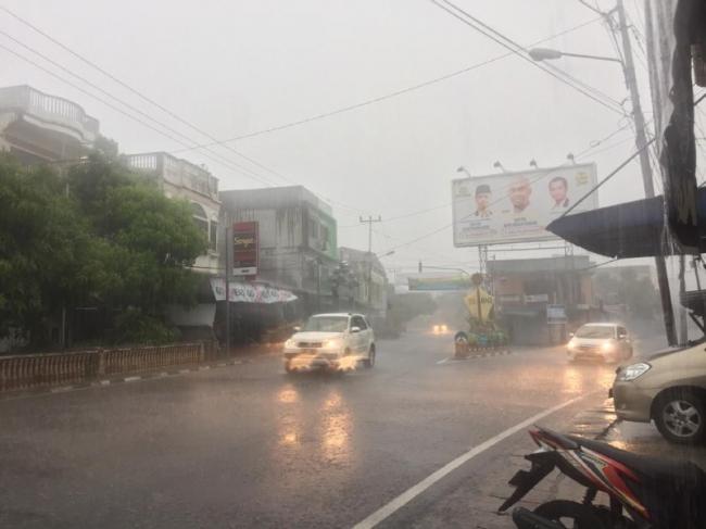 Hujan Deras Disertai Petir Landa Karimun, Warga Sebut Asma Allah