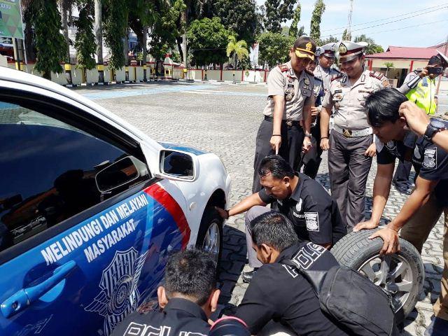 Ala Kru Pitstop, Personel Polres Karimun Adu Cepat Bongkar Pasang Ban Mobil
