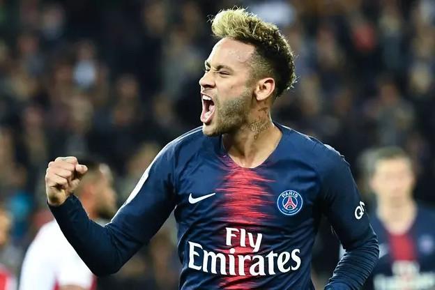 Pukul Suporter, Neymar Dapat Sanksi Larangan Bermain 