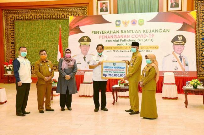 Plt Gubernur Kepri Isdianto Serahkan 100 APD ke Pemko Tanjungpinang