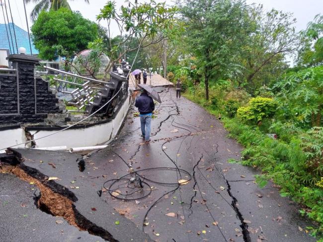Aspal Retak dan Amblas Akibat Cuaca Ekstrem di Tanjungpinang