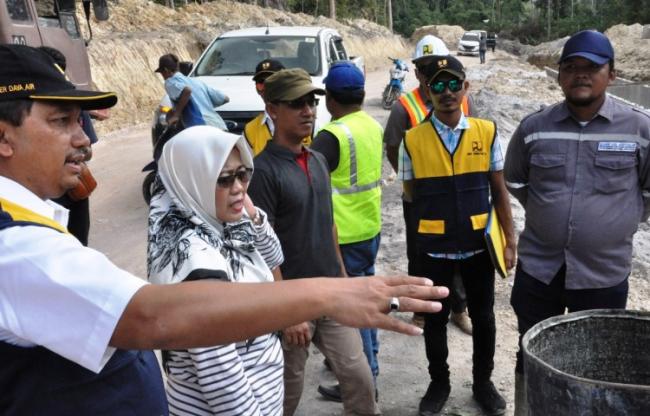 Wabup Natuna Ngesti Tinjau Progres Pembangunan Bendungan di Desa Tapau