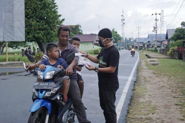 Lawan Covid-19, KNPI Lingga Bagikan Ratusan Masker
