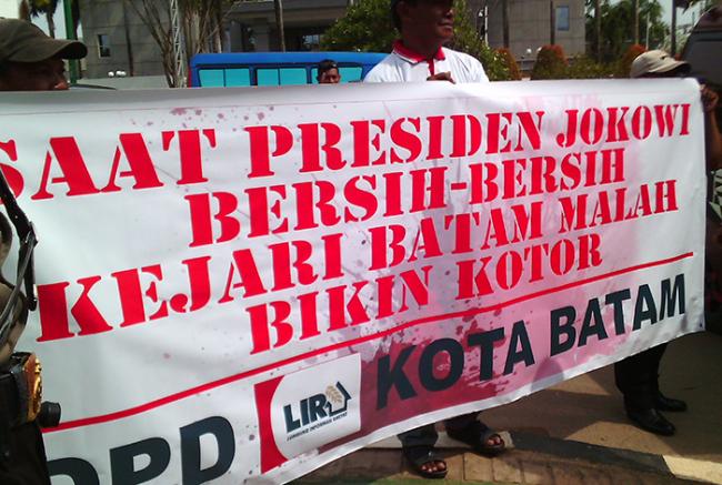 Kejari Batam Diberi Hadiah Ayam Betina 