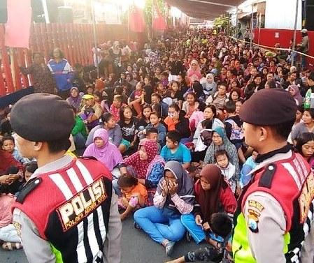 Ribuan Warga Antre Demi Salam Tempel Rp 20 Ribu di Kediri