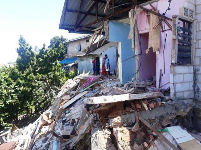 Diawali Retakan Dinding, Rumah Kos di Bengkong Hancur Akibat Longsor