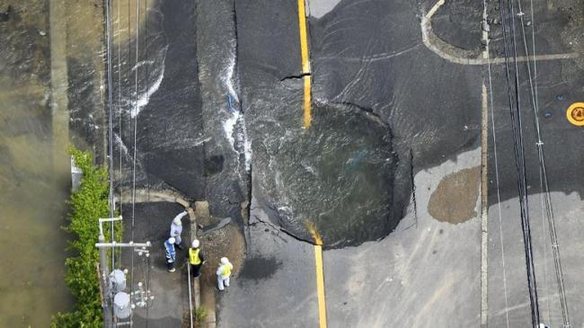 Lubang Besar Muncul Usai Gempa 6,1 SR di Jepang