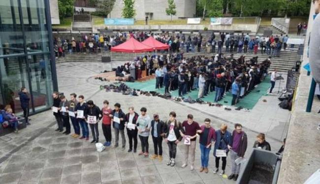 Ruang Salat Ditutup, Mahasiswa non-Muslim Bentuk Barikade Lindungi Rekannya