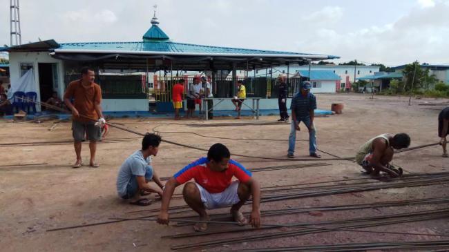 Jemaah Tak Tertampung, Warga Sumberindo Batuaji Swadaya Perluas Masjid