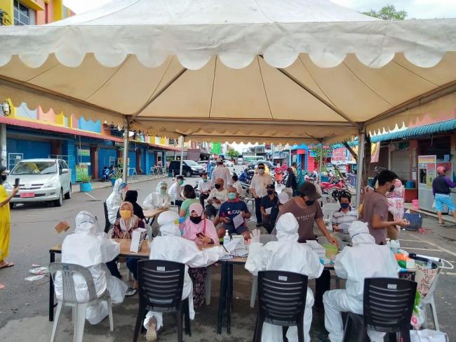 Puluhan Pedagang Pasar Mega Legenda Rapid Test Massal