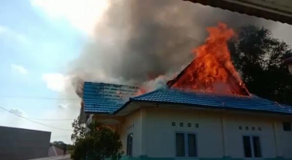 Gedung KUA di Karimun Terbakar Disambar Api Kebakaran Lahan
