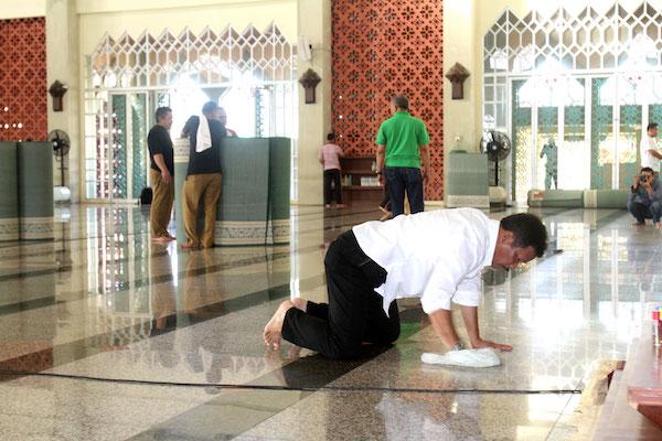 Wah, Wako Rudi Ikut Pel Lantai Masjid Raya Batam Centre