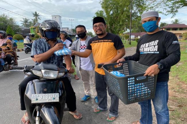 KNPI dan Anggota DPRD Lingga Bagi Ratusan Paket Takjil ke Warga Singkep