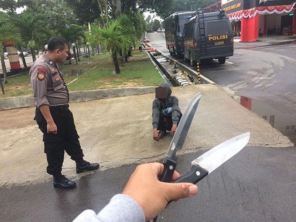 Polisi Geledah Rumah Pria Pembawa Pisau di Gerbang Polresta Barelang