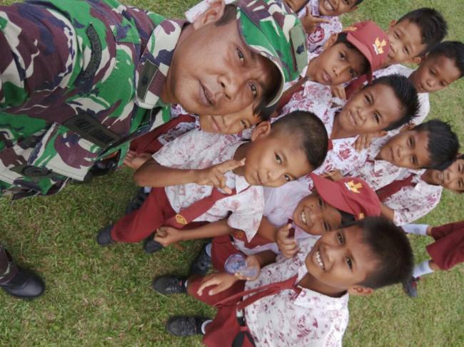 Kisah Miris Pendidikan di Kampung Terisolir dan Sketsa Seorang Perwira