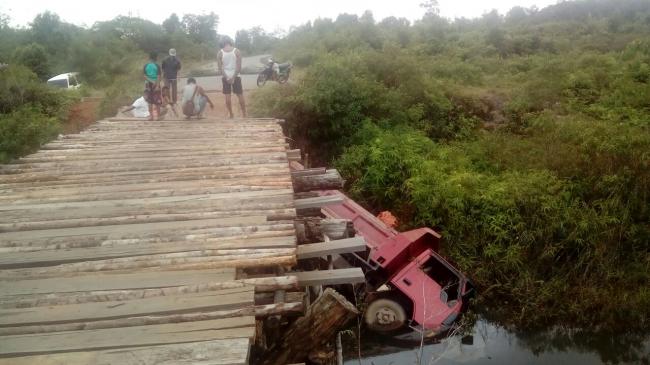 Kondisi Jembatan Parah, Truk Bangunan Terguling Masuk Sungai di Dabo Singkep
