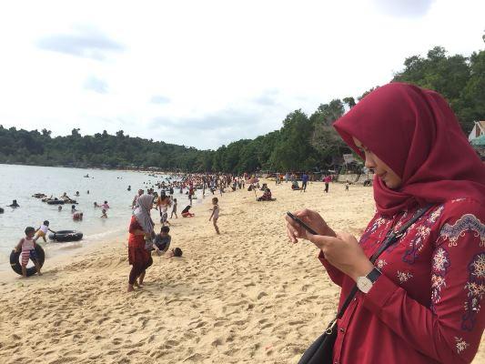 Pantai Pelawan Diserbu Warga Karimun