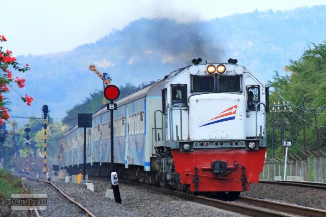Video: Pria Ini Dikira Tewas Terlindas Kereta Api, Ternyata Ini yang Terjadi