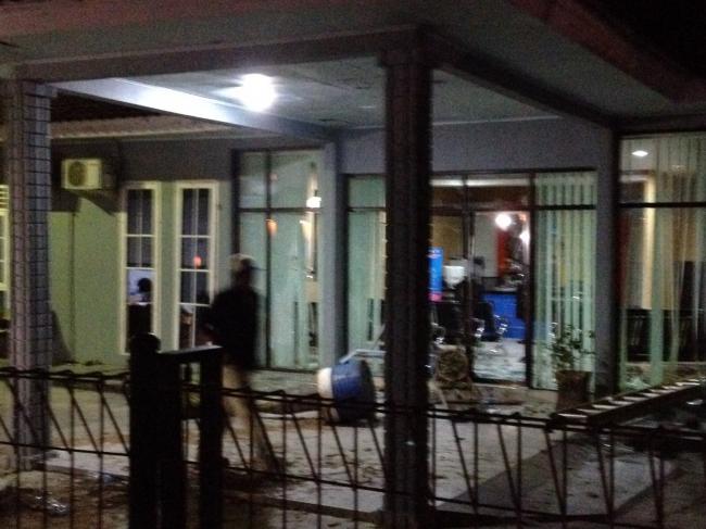 [BREAKING NEWS] Listrik Padam, Massa Lempari Kantor PLN Karimun  